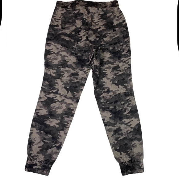 Spanx Camo Cargo Jogger Pants Size Small NWT - Picture 8 of 16